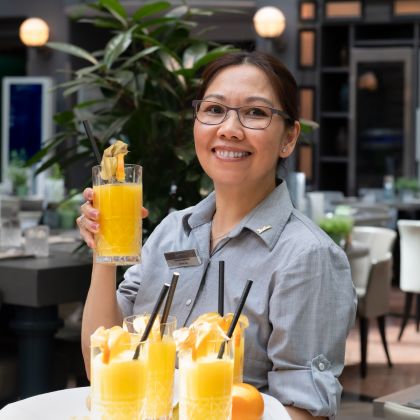 Bild einer Kellnerin mit Cocktails
